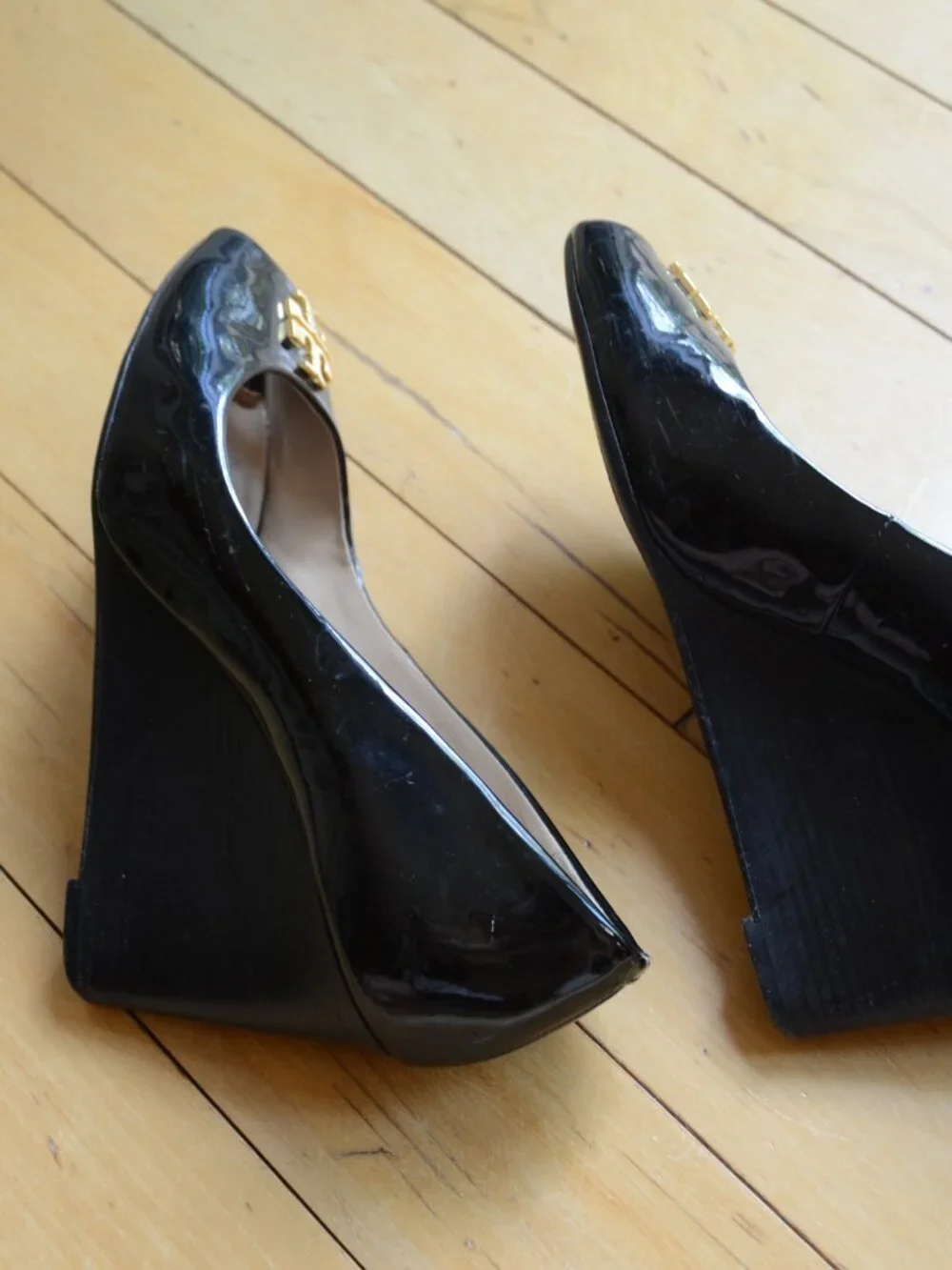 Tory Burch Jade Black Patent Leather Peep Toe Wedge Heels Size 8